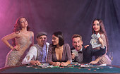 freunde-spielen-poker-im-casino-am-tisch-mit-stapeln-von-chips-geld-karten-darauf-feiern-sie.jpg?b=1&s=170x170&k=20&c=sS8o3uKzbRr2AhS56pwfZmSX3s3lZYTdgFFPh8-h6aI=