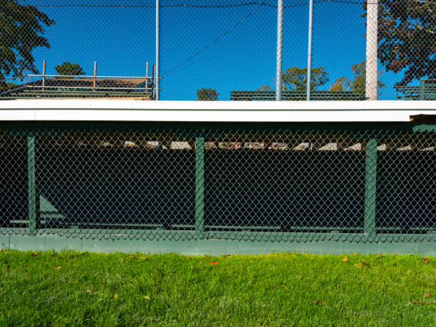 foto ravvicinata di piccola panchina da baseball e gradinate - dugout foto e immagini stock