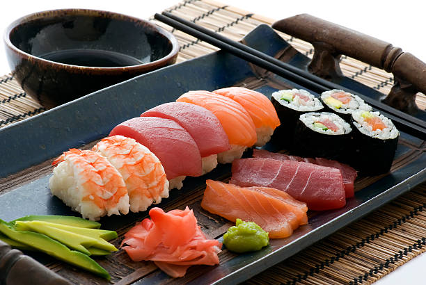 sushi plate - nigiri fotos stockfoto's en -beelden