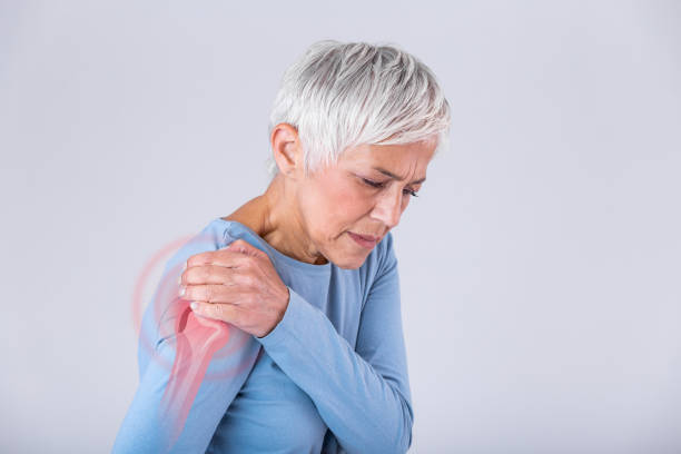 femme aîné avec la douleur d'épaule. la femme âgée endure terrible douleur. douleur à l'épaule chez une personne âgée. dame aînée avec la douleur d'épaule - human spine backache pain back photos et images de collection