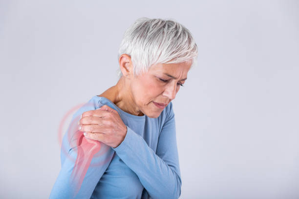 Senior woman with shoulder pain. Elderly woman is enduring awful ache. Shoulder Pain In An Elderly Person. Senior lady with shoulder pain Senior woman with shoulder pain. Elderly woman is enduring awful ache. Shoulder Pain In An Elderly Person. Senior lady with shoulder pain ache stock pictures, royalty-free photos & images