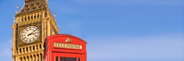 scatola telefonica rossa e big ben, sfondo panoramico di londra, regno unito - telephone booth telephone panoramic red foto e immagini stock