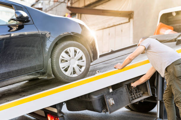 auto auf einen bergungs-lkw für den transport geladen - tow truck towing car truck stock-fotos und bilder