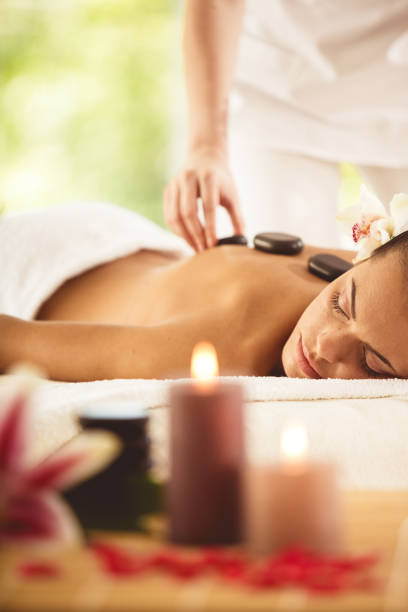 スパで熱い石の治療を受ける女性 - massage therapist stone spa treatment working ストックフォトと画像