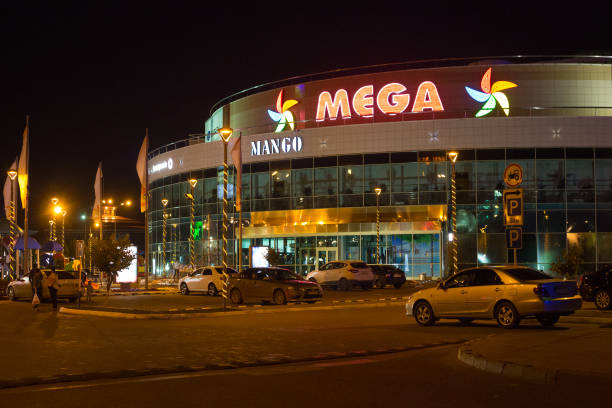 nocny widok na hipermarket mega w centrum astany. astana jest stolicą kazachstanu i drugim co do wielkości miastem. - city mega night built structure zdjęcia i obrazy z banku zdjęć