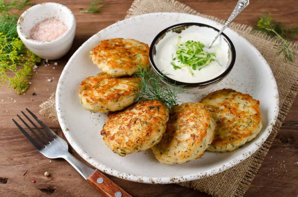 cotolette di pollo con aneto e salsa tartara - cutlet foto e immagini stock