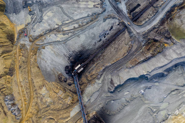kohlebergbau von oben - fossil fuel stock-fotos und bilder