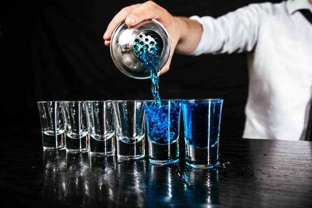 primo tempo del barista che fa colpi blu - cocktail transparent cocktail shaker glass foto e immagini stock