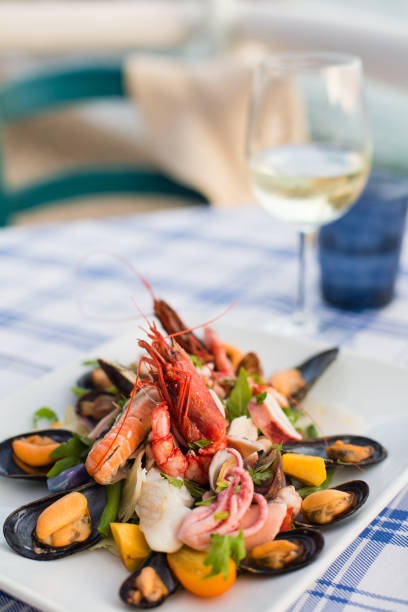 insalata mista di pesce - prepared shrimp prawn seafood salad foto e immagini stock