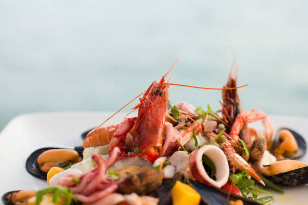 sałatka z mieszanych owoców morza - prepared shrimp prawn seafood salad zdjęcia i obrazy z banku zdjęć