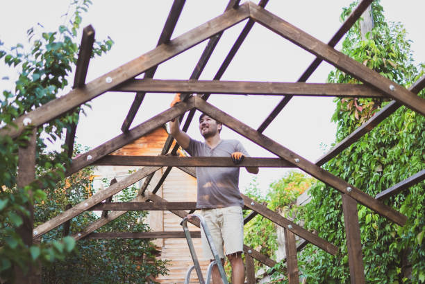 człowiek budujący drewniany dach na zewnątrz stojący na drabinie - construction yard zdjęcia i obrazy z banku zdjęć