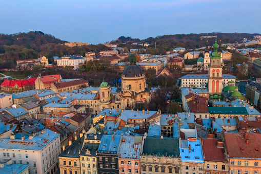 ドミニカ大聖堂アサンプション教会リヴィウウクライナの歴史的中心部の空中写真リヴォフの街並みリヴィウ市庁舎からの眺め ウクライナのストック