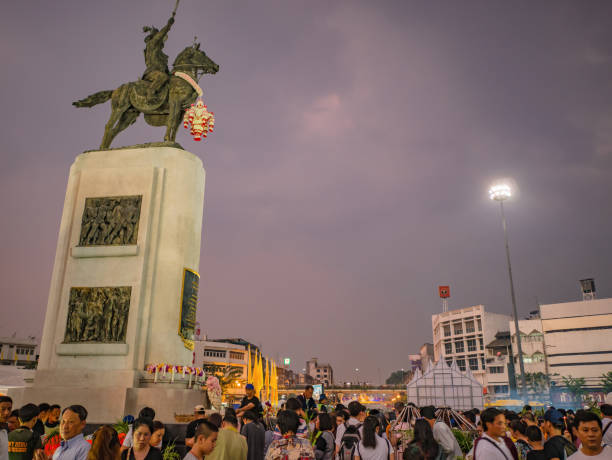 не знакомые люди посещают "король таксин фестиваль" в wongwianyai бангкоке thailand.king taksin великий король, который спас таиланд в истории - thonburi стоковые фото и изображения