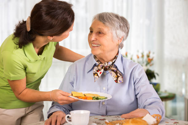 that's exactly what i like to eat - senior adult nursing home eating home interior imagens e fotografias de stock