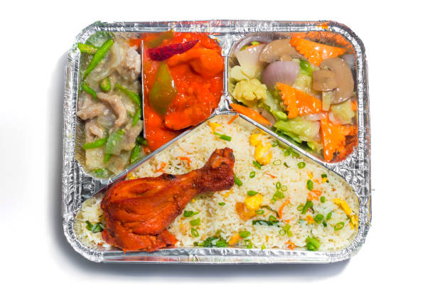The Food Warmer Aluminum Foil Rectangular Disposable Parcel lunch box. Thai and Chinese style meal take away delivery. 450ML 3 parts Foil Container lunch food box. Top view, flat lay at white background. la lonchera de aluminio rectangular disposable parcel de calentador de alimentos. comida de estilo tailandés y chino para llevar entrega. 450ml 3 partes caja de comida para el almuerzo foil container. vista superior, plana en el fondo blanco.