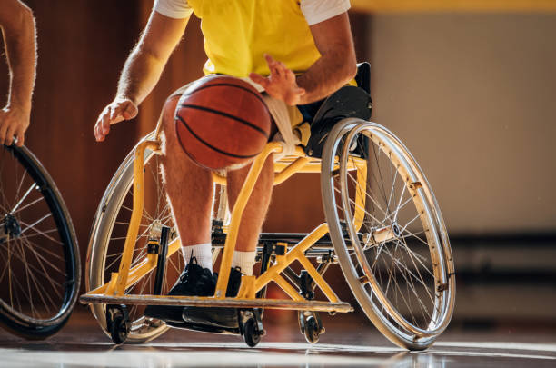 uomini che giocano a basket in carrozzina - basket su sedia a rotelle foto e immagini stock