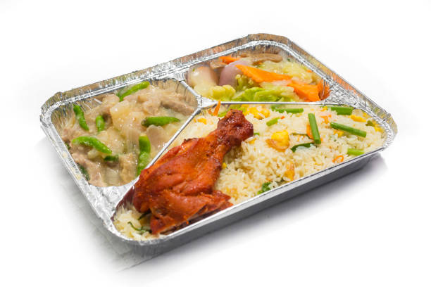 The Food Warmer Aluminum Foil Rectangular Disposable Parcel lunch box. Thai and Chinese style meal take away delivery. 450ML 3 parts Foil Container lunch food box. Top view, flat lay at white background. la lonchera de aluminio rectangular disposable parcel de calentador de alimentos. comida de estilo tailandés y chino para llevar entrega. 450ml 3 partes caja de comida para el almuerzo foil container. vista superior, plana en el fondo blanco.