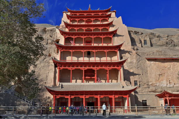 9 étages de haut porche en bois de grotte 96-mogao grottes bouddhistes-dunhuang-gansu province-chine-0600 - pit house photos et images de collection