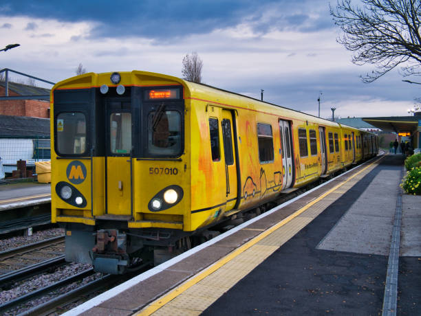 um trem elétrico do viajante de bilhete mensal na estação de hoylake na rede de transporte do trilho de merseyrail, uma rede britânica regional do viajante de bilhete mensal - british rail - fotografias e filmes do acervo