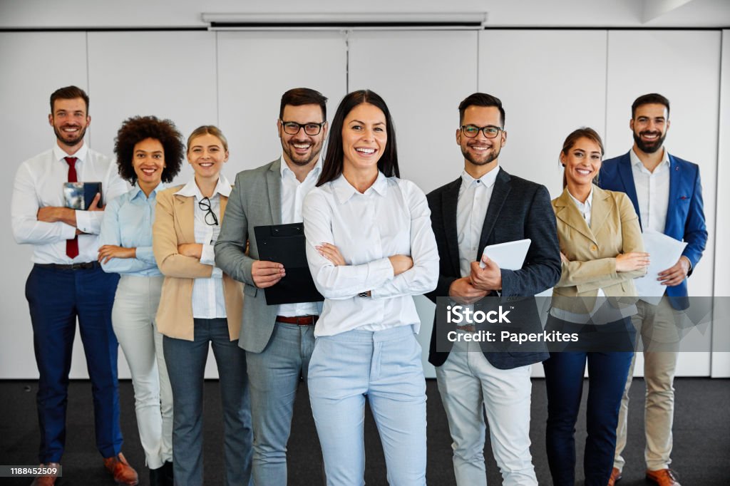 equipo de negocios exitoso sonriendo equipo trabajo corporativo colega de oficina - Foto de stock de Trabajo en equipo libre de derechos