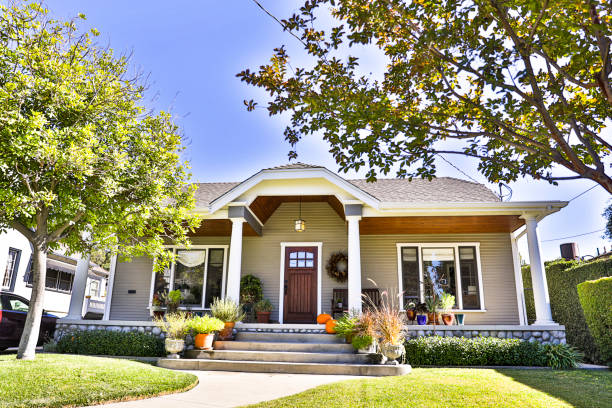 craftsman bungalow house - residential property imagens e fotografias de stock