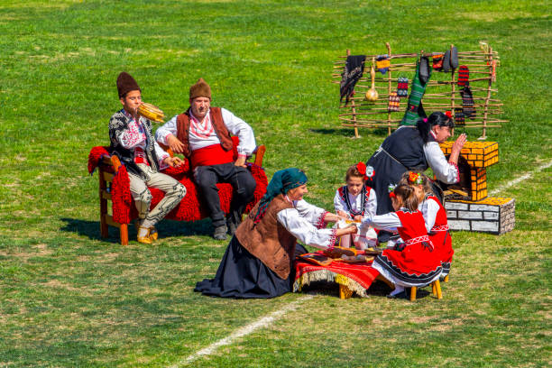 festival nacional dervishi varvara 2019, bulgária - costume stage costume sunlight carnival - fotografias e filmes do acervo