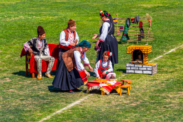 festival nacional dervishi varvara 2019, bulgária - costume stage costume sunlight carnival - fotografias e filmes do acervo