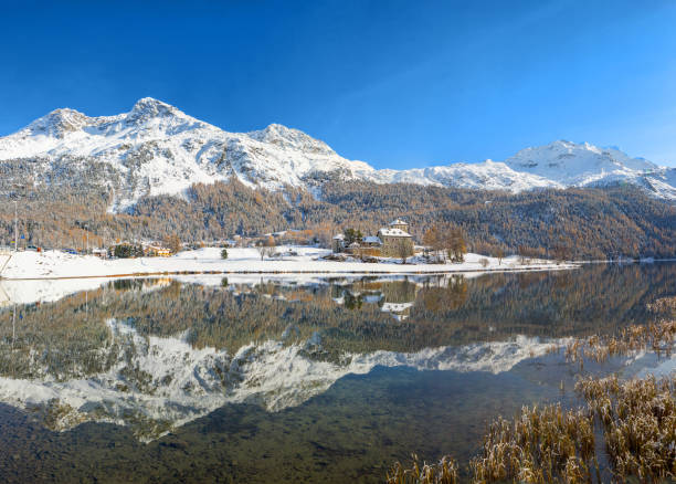 silaplanasee mit reflexion in st. moritz, schweiz - st moritz panoramic switzerland graubunden canton stock-fotos und bilder