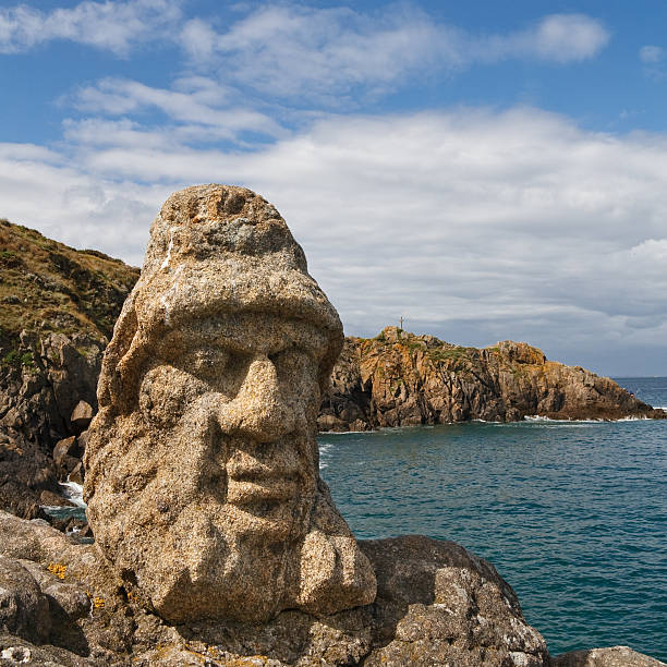 les rochers sculptes (скульптуры) в rotheneuf, сен-мало - chiseled стоковые фото и изображения