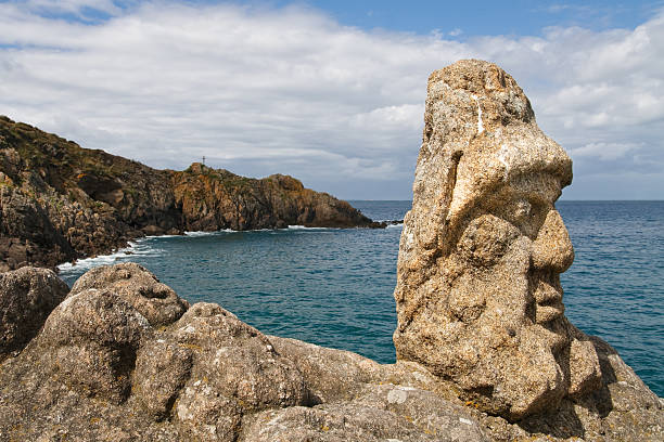 les rochers sculptes (скульптуры) в rotheneuf, сен-мало - chiseled стоковые фото и изображения