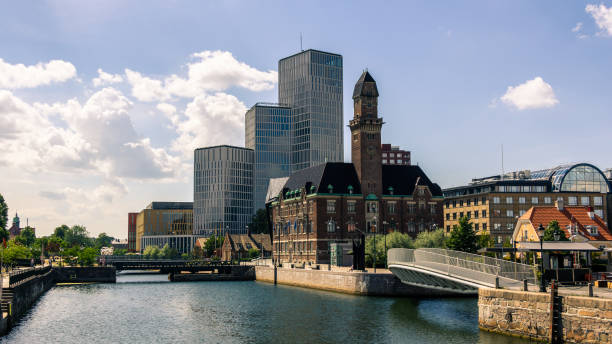 paesaggio urbano sul centro di malmö, svezia - malmo foto e immagini stock