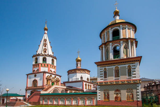 templo ortodoxo bonito em um fundo do céu azul durante o dia no tempo ensolarado. - siberia russia russian orthodox orthodox church - fotografias e filmes do acervo