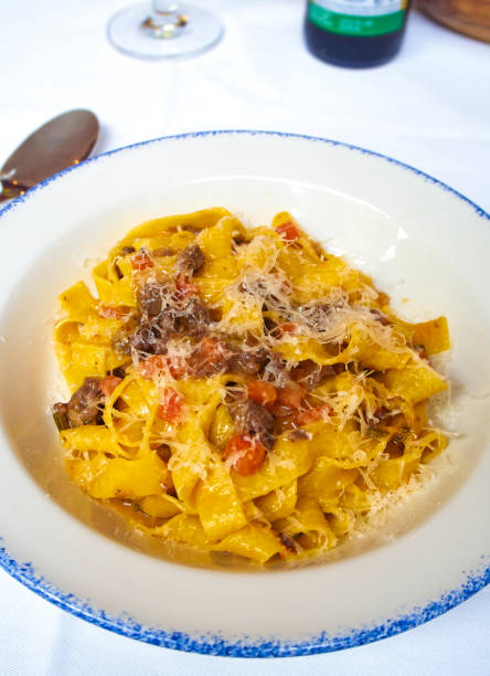 домашняя утиная паста ragu fresh pasta. - pappardelle стоковые фото и изображения