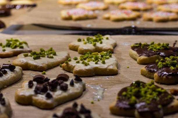 cuocere biscotti di natale - biscotti cookie chocolate pistachio foto e immagini stock