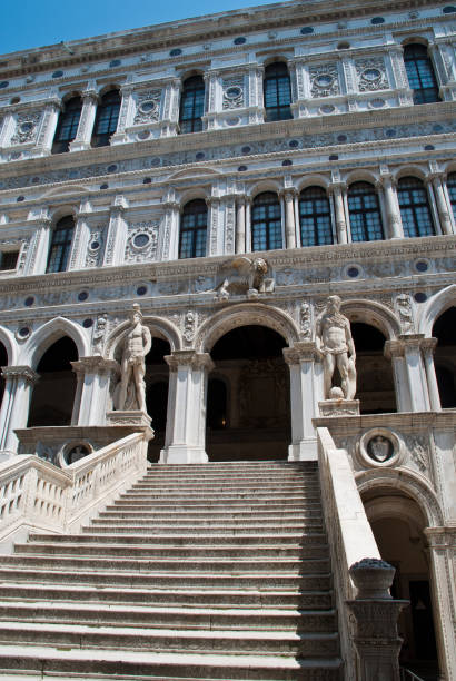 venecia, italia: patio del palacio del dox, escalera de los gigantes. estatuas de marte y neptuno protegen la parte superior de la escalera - doges palace palazzo ducale staircase steps fotografías e imágenes de stock