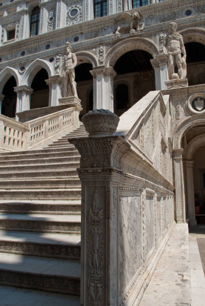 venecia, italia: patio del palacio del dox, escalera de los gigantes. estatuas de marte y neptuno protegen la parte superior de la escalera - doges palace palazzo ducale staircase steps fotografías e imágenes de stock