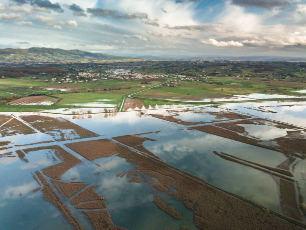 vista aérea de um campo italiano após a inundação - padan plain - fotografias e filmes do acervo