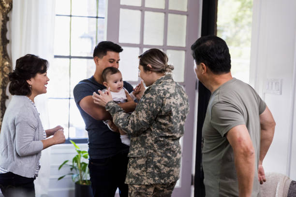 o soldado fêmea excitado é reunido com família - grandmother senior adult child baby - fotografias e filmes do acervo