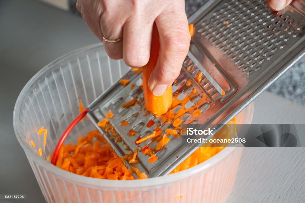 To Grate Carrot Stock Photo - Download Image Now - Carrot, Grated, Grater -  Utensil - iStock