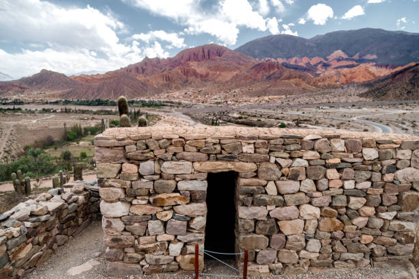 아르헨티나 주이의 배경에 산이 있는 고고학 유적지 푸카라 데 틸카라의 석조 건축 - 13425 뉴스 사진 이미지