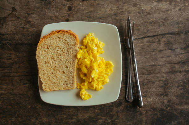 omelet mit weißbrot auf weiß ein teller - fork plate isolated scrambled eggs stock-fotos und bilder