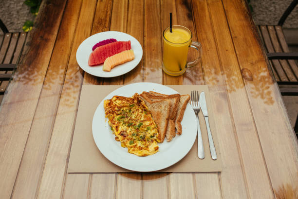 omlet z warzywami, tostami chlebowymi i świeżym sokiem na białym talerzu - fork plate isolated scrambled eggs zdjęcia i obrazy z banku zdjęć