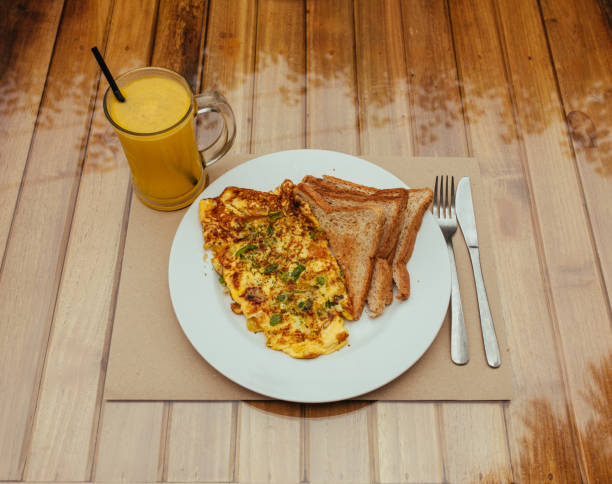 omlet z warzywami, tostami chlebowymi i świeżym sokiem na białym talerzu - fork plate isolated scrambled eggs zdjęcia i obrazy z banku zdjęć