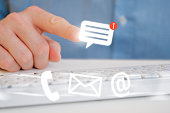 ein-mann-im-hemd-vor-der-tastatur-abstraktes-telefon-und-benachrichtigungs-e-mail-symbol-das.jpg?b=1&s=170x170&k=20&c=jgOiNieyJBJlaRo6Kmx72Z1Lz76qxewgiSahvyEf6Ok=