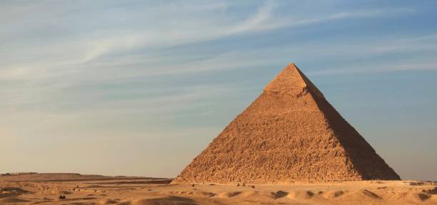 die große pyramide von ägypten - khufu pyramide - great pyramid stock-fotos und bilder