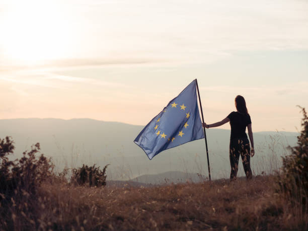 欧州連合の旗を掲げる女性 - ecシンボル ストックフォトと画像
