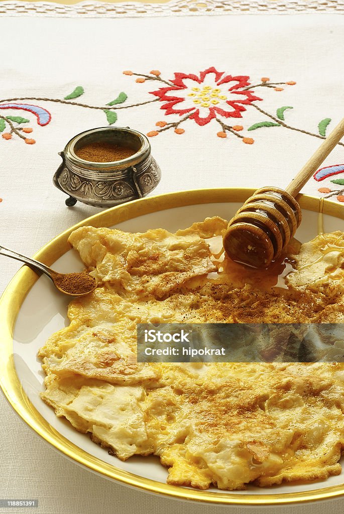 Fritto matzo ("matzo brei")-omelette stile - Foto stock royalty-free di Matzo