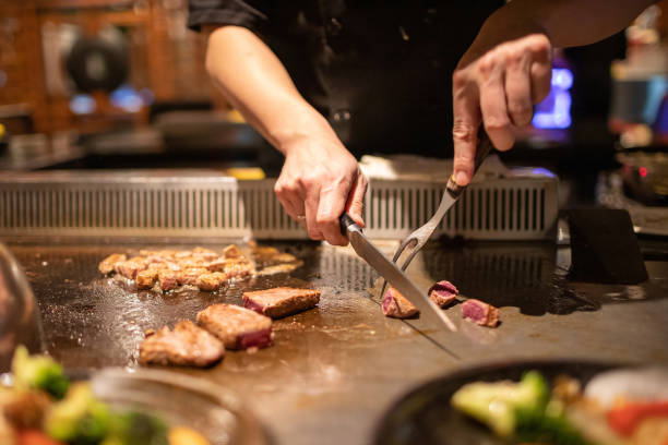 teppanyaki chef cooking japanese steak - teppan yaki imagens e fotografias de stock