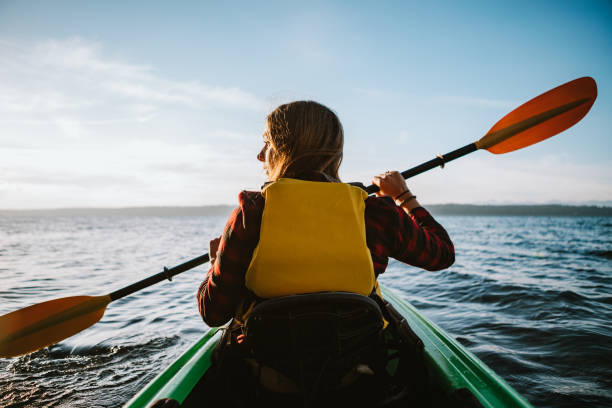パゲットサウンドで太平洋北西部の冒険に女性カヤック - kayaking kayak sea coastline ストックフォトと画像