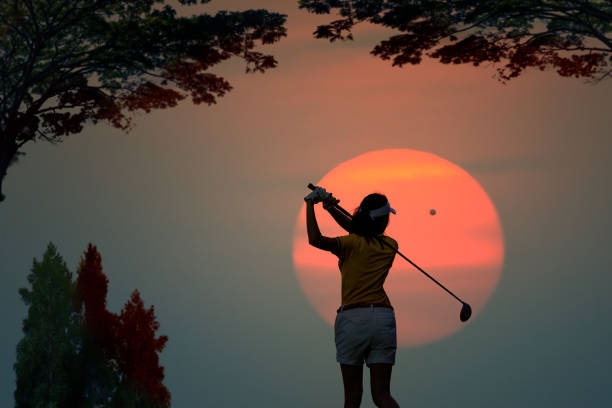 golfe 73 - golf golf swing sunset golf course - fotografias e filmes do acervo